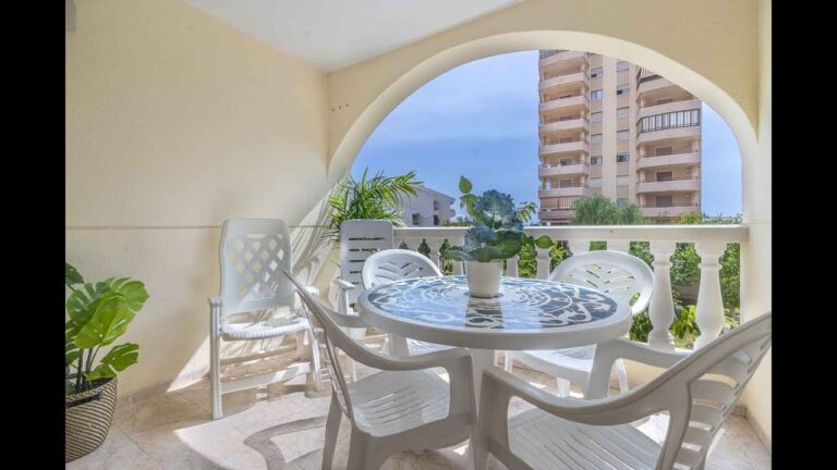 La serenidad del sol en la terraza
