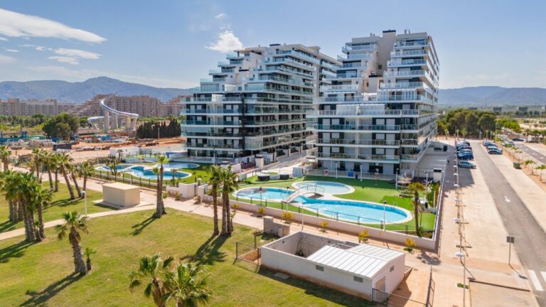 Terraza Acogedora: Muebles Cómodos para Cenar al Aire Libre